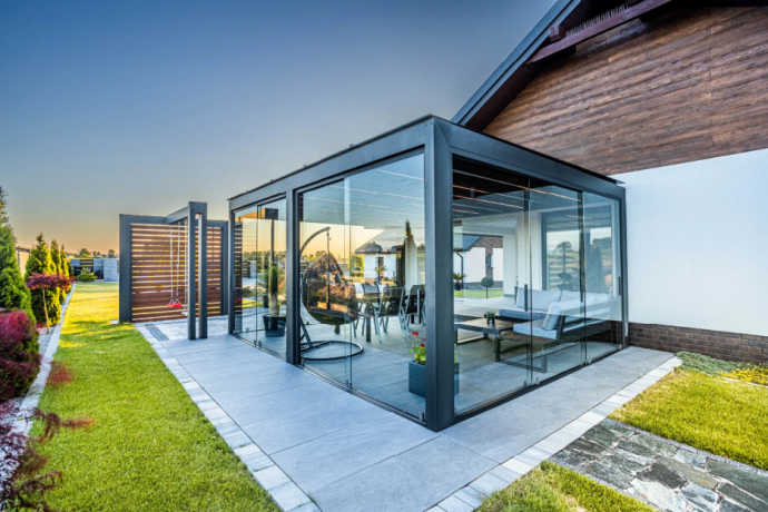 Pergola przyścienna tarasowa - sposób na komfortowy taras przez cały rok