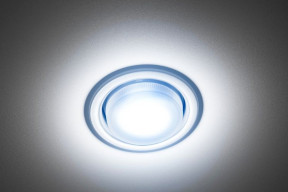 Oświetlenie awaryjne i ewakuacyjne - różnice, przepisy i zastosowanie