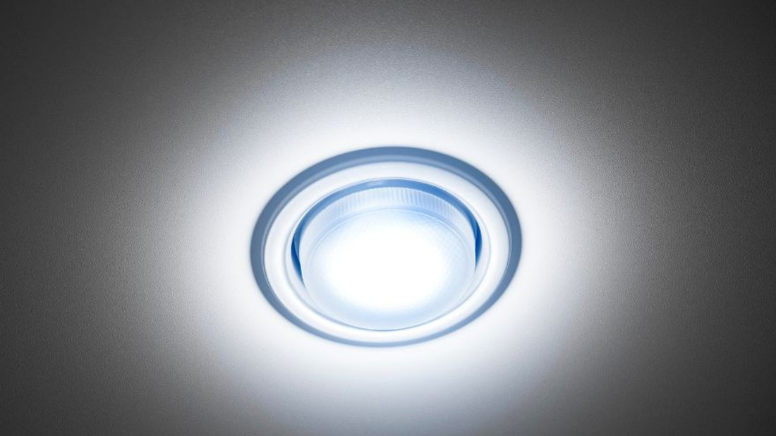 Oświetlenie awaryjne i ewakuacyjne - różnice, przepisy i zastosowanie