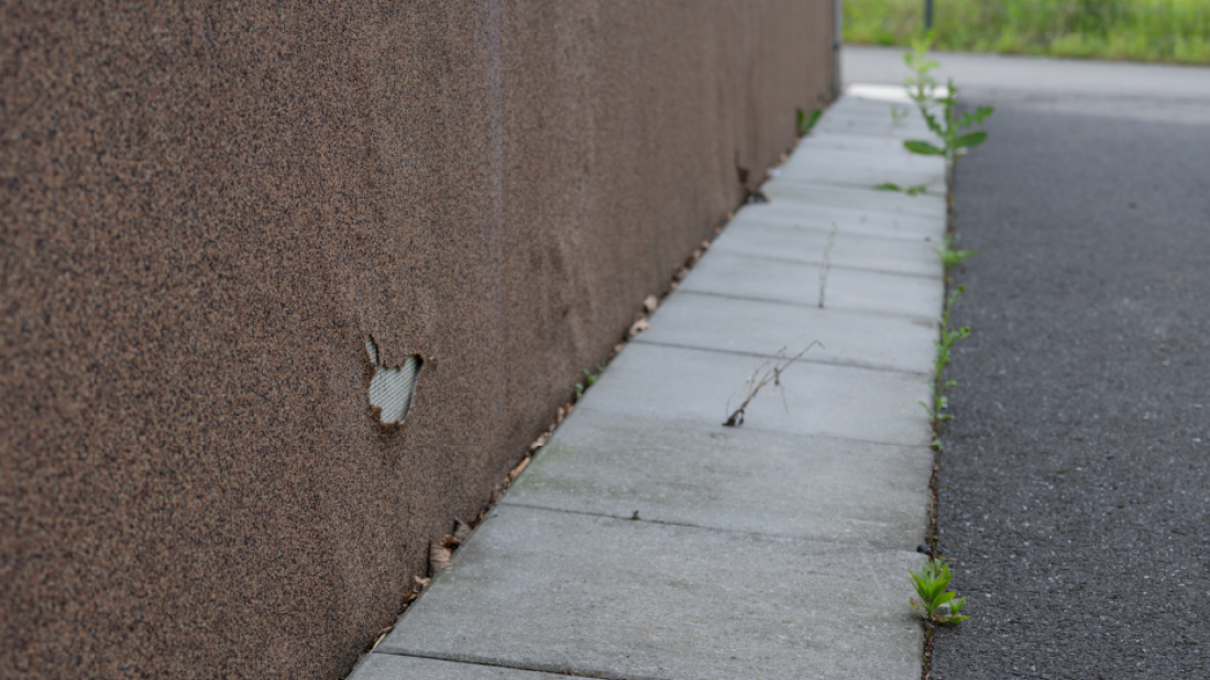 Cokoły bez kompromisów: Jak skutecznie zabezpieczyć dolne partie elewacji na lata?