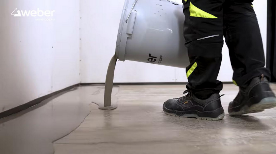 cementowa wylewka samopoziomująca weberfloor 4100 POZIOM_fot. Weber.jpg