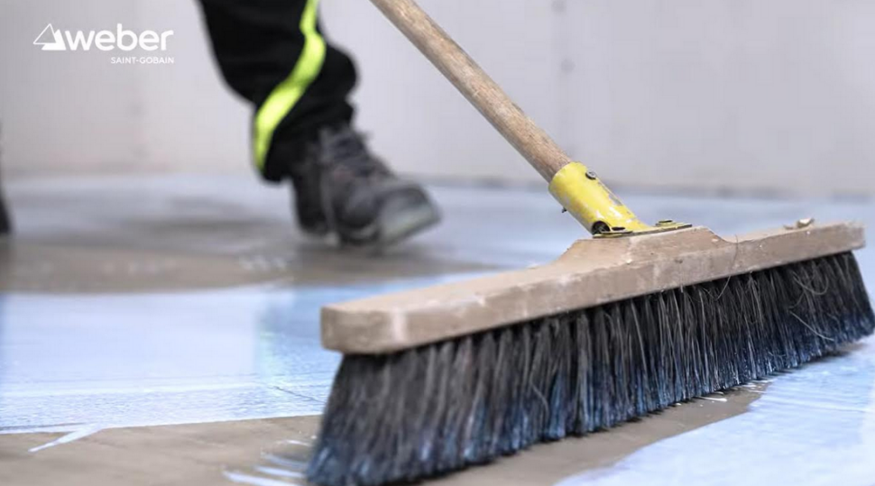 Guntowanie podłoża - preparat gruntujący weber.prim start