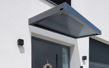 Jak skutecznie chronić wejście i taras? Systemowe zadaszenia Gutta
