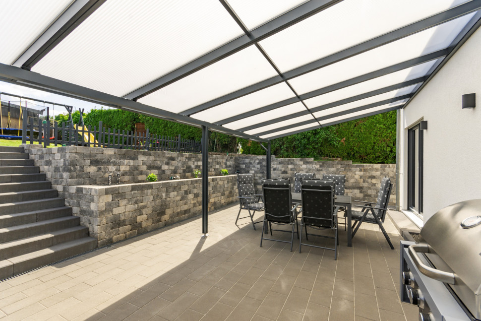 W przypadku zadaszeń tarasu, kluczową rolę odgrywa aluminiowa konstrukcja malowana proszkowo.