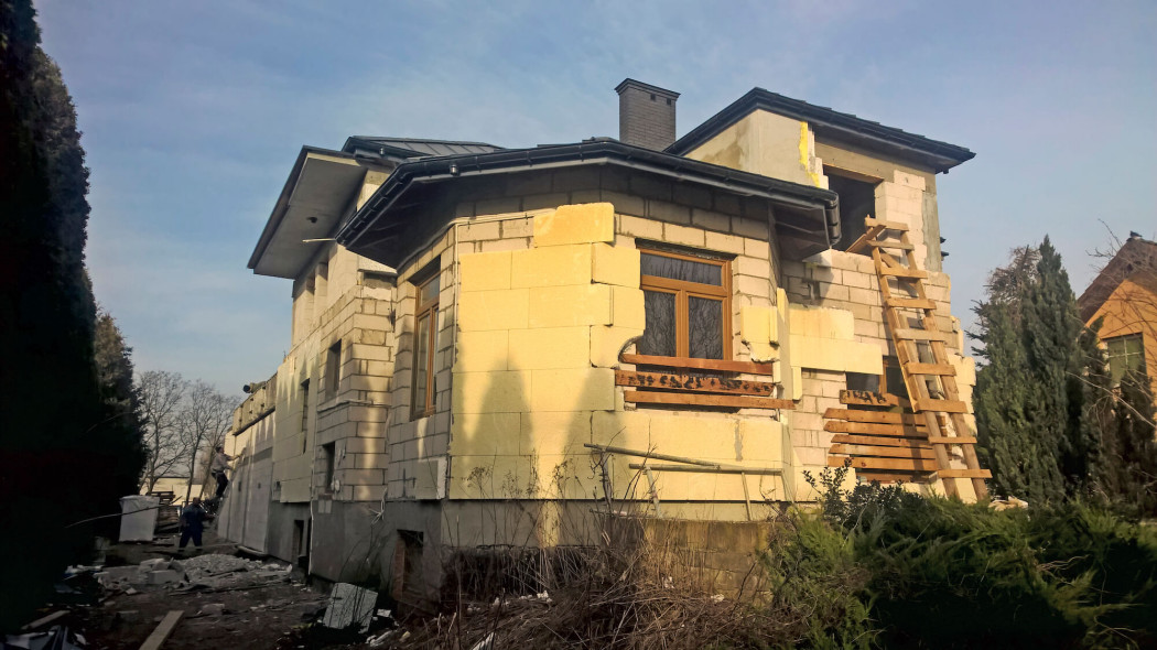 Remont elewacji starego domu: pogrubić ocieplenie czy wymienić na nowe?