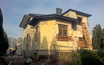 Remont elewacji starego domu: pogrubić ocieplenie czy wymienić na nowe?