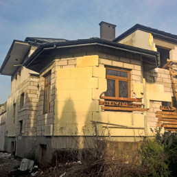 Remont elewacji starego domu: pogrubić ocieplenie czy wymienić na nowe?