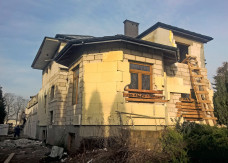 Remont elewacji starego domu: pogrubić ocieplenie czy wymienić na nowe?