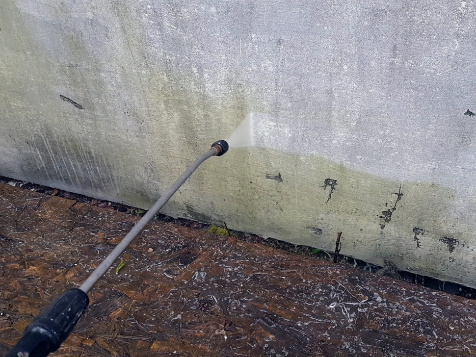 mycie elewacji w starym domu