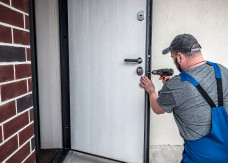 Wymiana drzwi bywa trudna - lista błędów, która pomoże uniknąć fuszerki