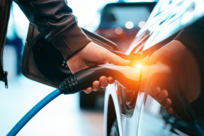 Wallbox zamiast ładowania na mieście. Ile kosztuje przydomowa ładowarka do samochodu elektrycznego?