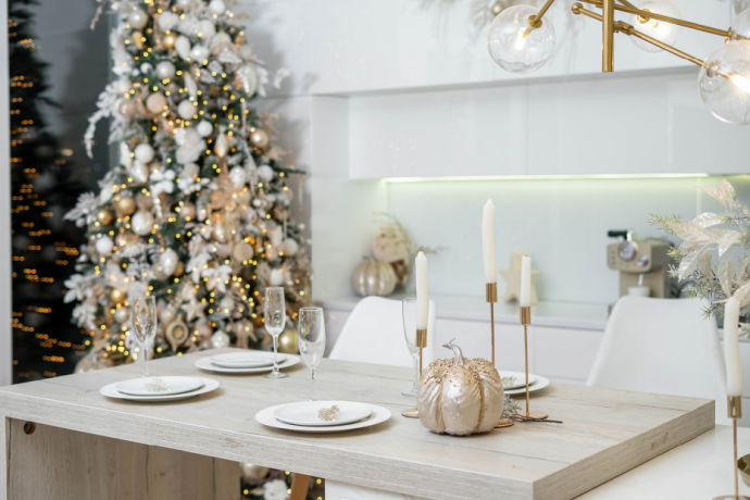 Jak oświetlić dom na Boże Narodzenie? Proste triki na ciepły klimat w salonie i sypialni