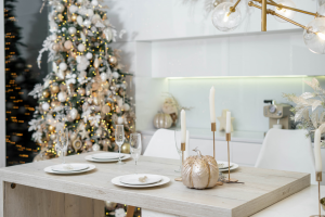 Jak oświetlić dom na Boże Narodzenie? Proste triki na ciepły klimat w salonie i sypialni