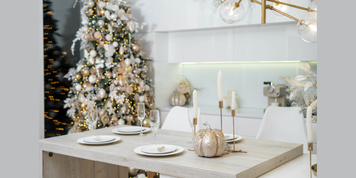 Jak oświetlić dom na Boże Narodzenie? Proste triki na ciepły klimat w salonie i sypialni