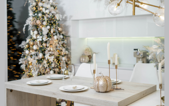 Jak oświetlić dom na Boże Narodzenie? Proste triki na ciepły klimat w salonie i sypialni