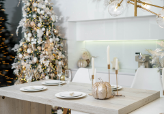 Jak oświetlić dom na Boże Narodzenie? Proste triki na ciepły klimat w salonie i sypialni