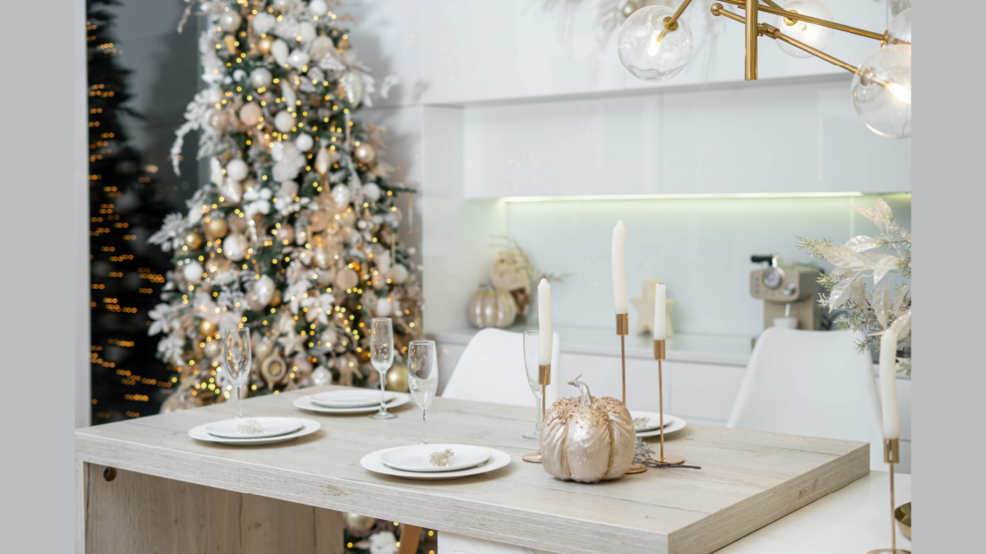 Jak oświetlić dom na Boże Narodzenie? Proste triki na ciepły klimat w salonie i sypialni