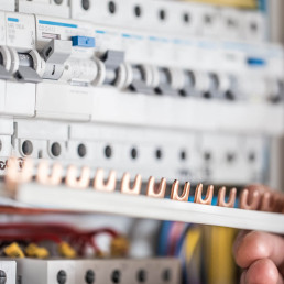 Wymiana instalacji elektrycznej w starym domu: elektryk pyta o sprzęty, nie o gniazdka