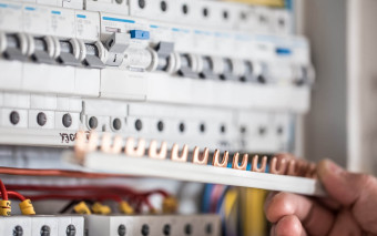 Wymiana instalacji elektrycznej w starym domu: elektryk pyta o sprzęty, nie o gniazdka