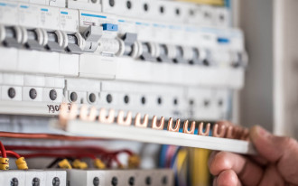 Wymiana instalacji elektrycznej w starym domu: elektryk pyta o sprzęty, nie o gniazdka