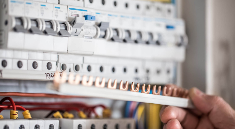 Wymiana instalacji elektrycznej w starym domu: elektryk pyta o sprzęty, nie o gniazdka