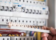 Wymiana instalacji elektrycznej w starym domu: elektryk pyta o sprzęty, nie o gniazdka