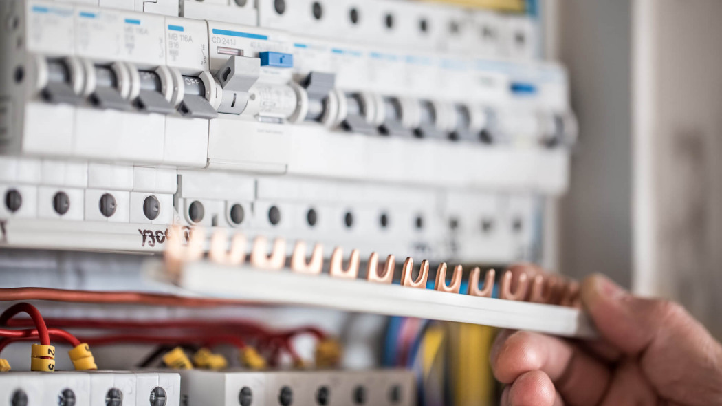 Wymiana instalacji elektrycznej w starym domu: elektryk pyta o sprzęty, nie o gniazdka