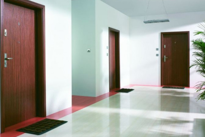 Drzwi wewnątrzklatkowe. Jakie modele chronią przed włamaniem i hałasem?