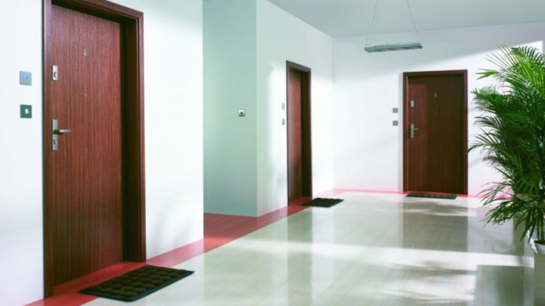 Drzwi wewnątrzklatkowe. Jakie modele chronią przed włamaniem i hałasem?