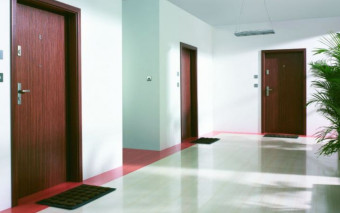 Drzwi wewnątrzklatkowe. Jakie modele chronią przed włamaniem i hałasem?