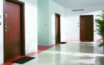 Drzwi wewnątrzklatkowe. Jakie modele chronią przed włamaniem i hałasem?