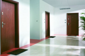 Drzwi wewnątrzklatkowe. Jakie modele chronią przed włamaniem i hałasem?