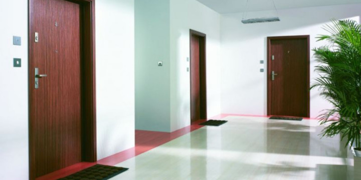 Drzwi wewnątrzklatkowe. Jakie modele chronią przed włamaniem i hałasem?