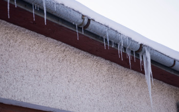 Jak zabezpieczyć rynny przed lodem i śniegiem? Poznaj zalety systemów grzejnych! 