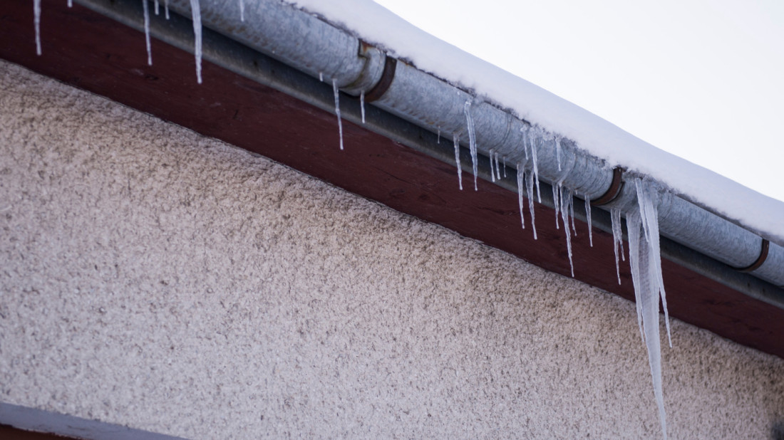 Jak zabezpieczyć rynny przed lodem i śniegiem? Poznaj zalety systemów grzejnych! 