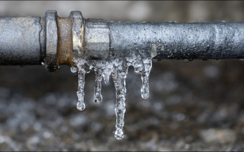Ochrona rur przed zamarzaniem: kiedy izolacja nie wystarcza i co działa lepiej?