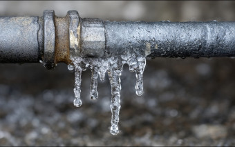 Ochrona rur przed zamarzaniem: kiedy izolacja nie wystarcza i co działa lepiej?