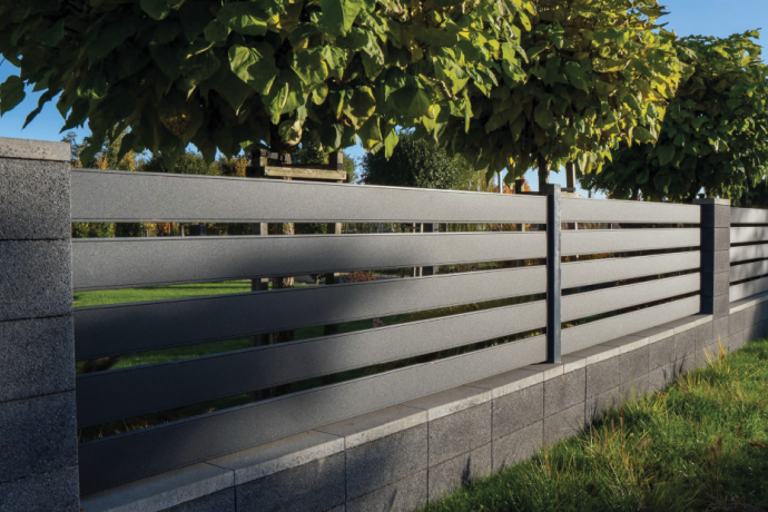 Ogrodzenie w nowoczesnym stylu: jak dobrać system Budmat do domu i działki?