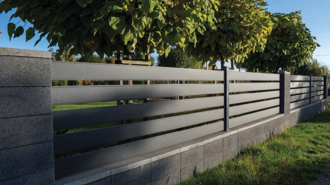 Ogrodzenie w nowoczesnym stylu: jak dobrać system Budmat do domu i działki?