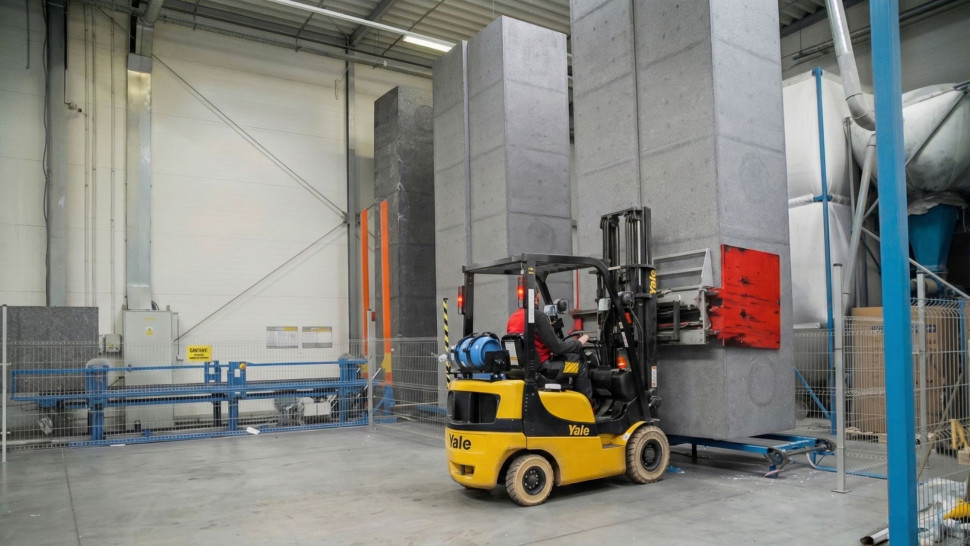 Blok styropianowy o wysokości około 6 metrów