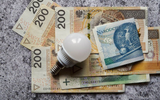 Prąd w 2026: cena w dół do 495 zł/MWh, rachunki w górę przez dystrybucję