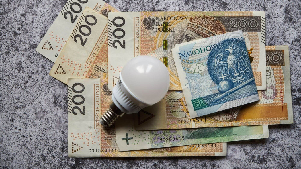 Prąd w 2026: cena w dół do 495 zł/MWh, rachunki w górę przez dystrybucję
