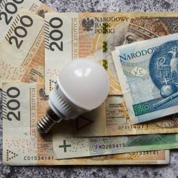Prąd w 2026: cena w dół do 495 zł/MWh, rachunki w górę przez dystrybucję