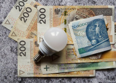 Prąd w 2026: cena w dół do 495 zł/MWh, rachunki w górę przez dystrybucję