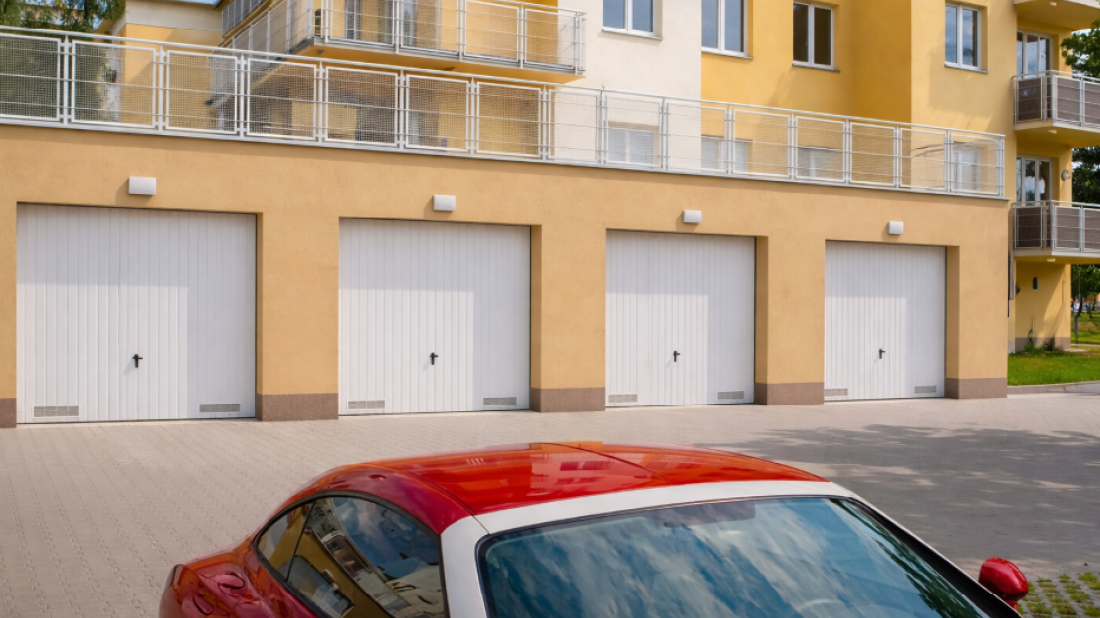 Wymiana okien w bloku: Jak zaplanować inwestycję, by realnie obniżyć rachunki?