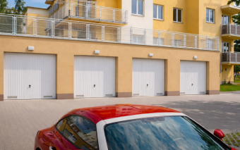 Wymiana okien w bloku: Jak zaplanować inwestycję, by realnie obniżyć rachunki?