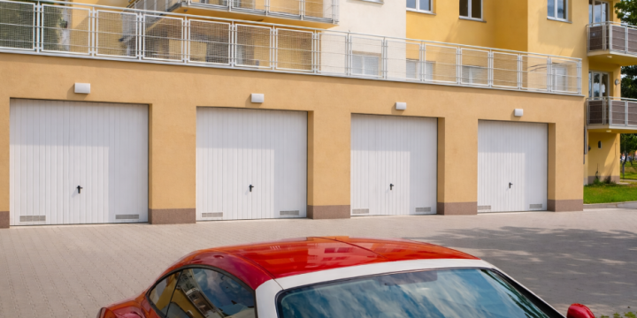 Wymiana okien w bloku: Jak zaplanować inwestycję, by realnie obniżyć rachunki?