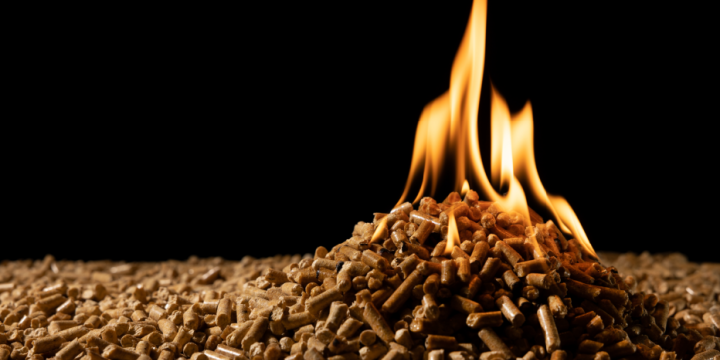 Kocioł na pellet w domu energooszczędnym: Ekonomia, wygoda i zgodność z WT2021