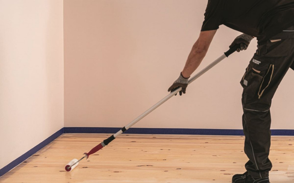 nakładanie lakieru na podłogę wałkiem