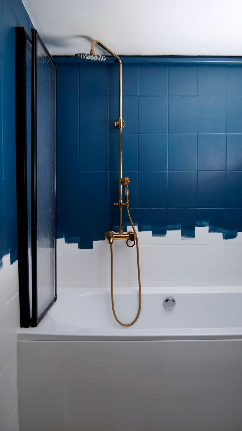 płytki pomalowane na niebiesko